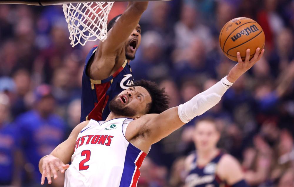 火箭迎战马刺展开激烈较量 NBA常规赛精彩对决吸引目光